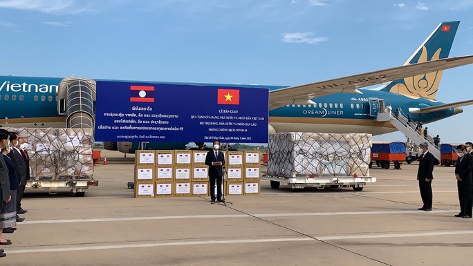 Việt Nam tặng Lào 500.000 USD và vật tư, thiết bị y tế ứng phó Covid-19 - Ảnh 1. Việt Nam tặng Lào 500.000 USD và vật tư, thiết bị y tế ứng phó Covid-19 - Ảnh 1.
