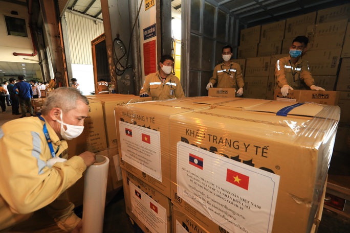 Việt Nam tặng Lào 500.000 USD và vật tư, thiết bị y tế ứng phó Covid-19 - Ảnh 4. Việt Nam tặng Lào 500.000 USD và vật tư, thiết bị y tế ứng phó Covid-19 - Ảnh 4.