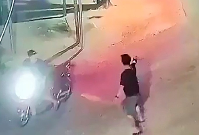 Quảng Ngãi: Truy tìm nhóm côn đồ nổ súng truy sát nhau lúc đêm khuya - Ảnh 2. Quảng Ngãi: Truy tìm nhóm côn đồ nổ súng truy sát nhau lúc đêm khuya - Ảnh 2.