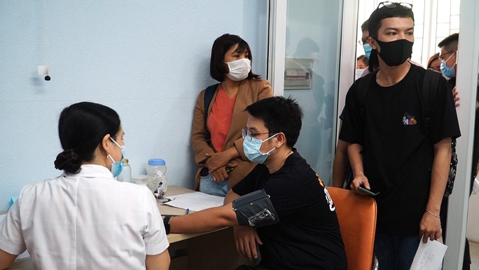 Phóng viên tham gia chống dịch Covid-19 được chích ngừa vắc-xin - Ảnh 1. Phóng viên tham gia chống dịch Covid-19 được chích ngừa vắc-xin - Ảnh 1.