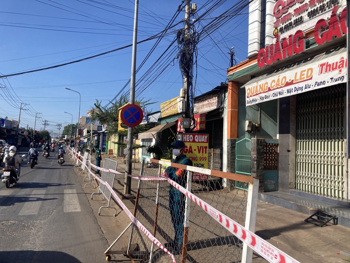 Liên quan nữ quán bar ở Đà Nẵng dương tính Covid-19: Đồng Nai phong tỏa hàng chục hộ dân - Ảnh 1.