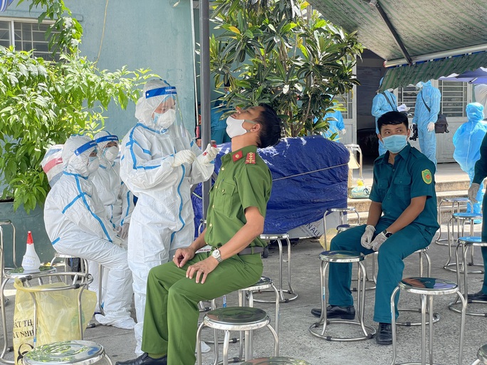 Đà Nẵng tiếp tục phong tỏa 1 chung cư do có ca nghi nhiễm Covid-19 - Ảnh 4. Đà Nẵng tiếp tục phong tỏa 1 chung cư do có ca nghi nhiễm Covid-19 - Ảnh 4.