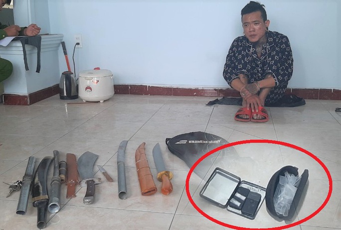 Bắt 2 đối tượng thủ nhiều đao kiếm, tàng trữ ma túy - Ảnh 2.
