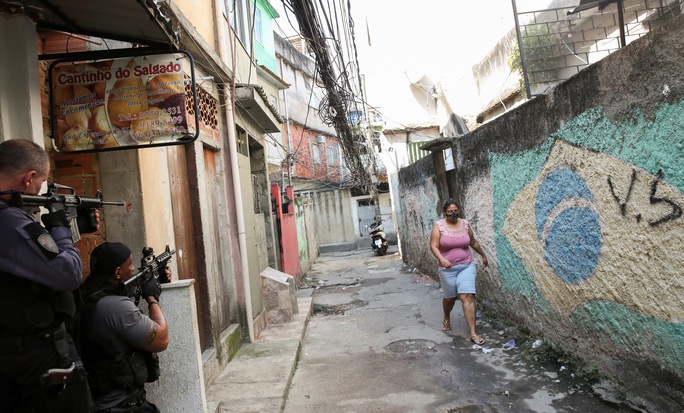 Brazil: Cảnh sát truy quét tội phạm như phim, ít nhất 25 người chết - Ảnh 2.