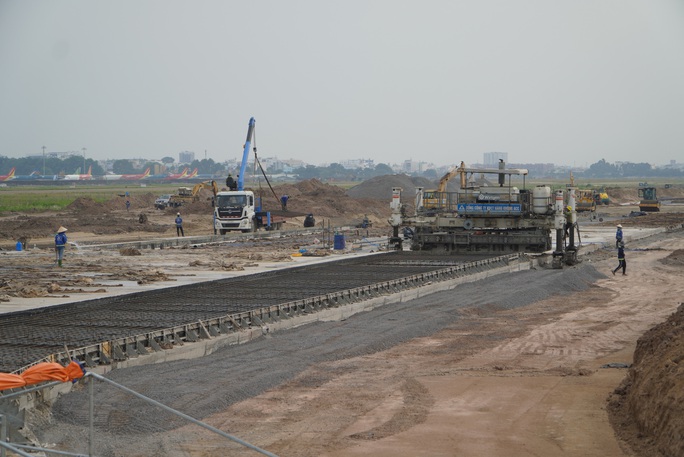 Đồng loạt đẩy nhanh thi công cùng lúc 8 đường lăn sân bay Tân Sơn Nhất  - Ảnh 2.