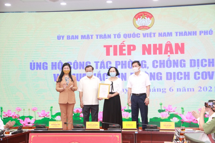 Gia đình nguyên bí thư Hà Nội Phạm Quang Nghị ủng hộ 100 triệu đồng mua vắc-xin - Ảnh 1.