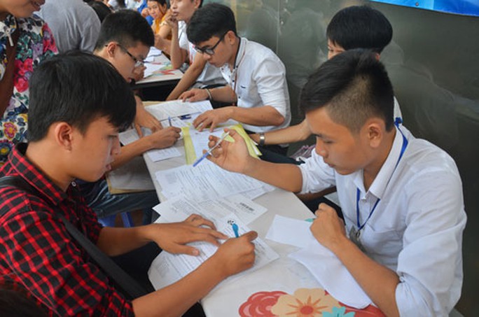 Liên thông, vừa làm vừa học ngày càng thưa vắng - Ảnh 1. Liên thông, vừa làm vừa học ngày càng thưa vắng - Ảnh 1.