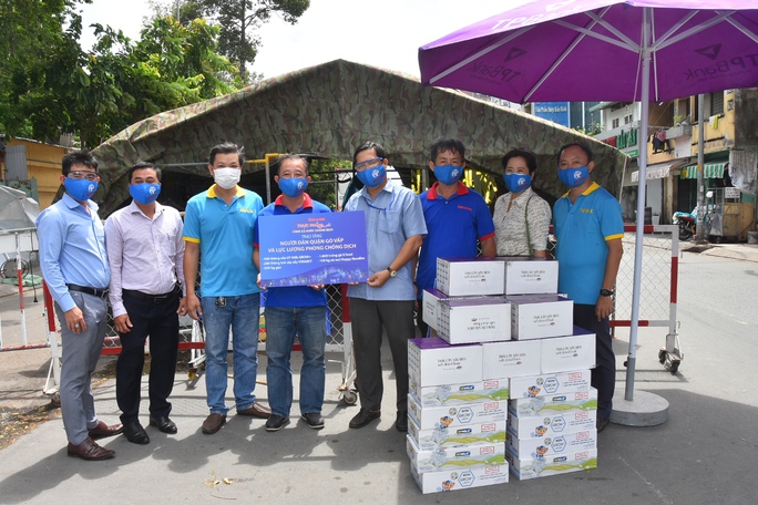 Chương trình Thực phẩm miễn phí cùng cả nước chống dịch đến quận Gò Vấp - Ảnh 7. Chương trình Thực phẩm miễn phí cùng cả nước chống dịch đến quận Gò Vấp - Ảnh 7.