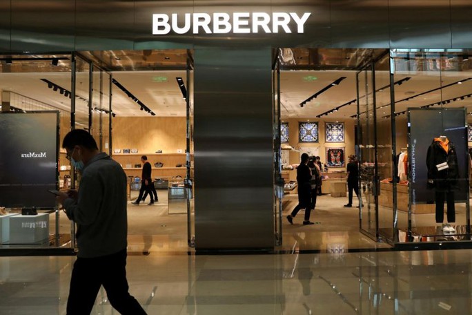 Ý: Bắt chủ cơ sở người Trung Quốc gia công hàng Burberry bóc lột lao động - Ảnh 1. Ý: Bắt chủ cơ sở người Trung Quốc gia công hàng Burberry bóc lột lao động - Ảnh 1.