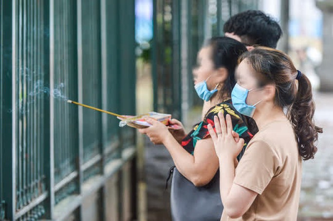 CLIP: Các sĩ tử đội mưa vái vọng ở Văn Miếu trước kỳ thi vào lớp 10 - Ảnh 11. CLIP: Các sĩ tử đội mưa vái vọng ở Văn Miếu trước kỳ thi vào lớp 10 - Ảnh 11.