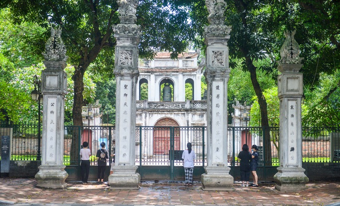 CLIP: Các sĩ tử đội mưa vái vọng ở Văn Miếu trước kỳ thi vào lớp 10 - Ảnh 2. CLIP: Các sĩ tử đội mưa vái vọng ở Văn Miếu trước kỳ thi vào lớp 10 - Ảnh 2.
