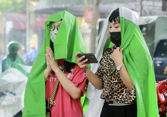 CLIP: Các sĩ tử đội mưa vái vọng ở Văn Miếu trước kỳ thi vào lớp 10 - Ảnh 3. CLIP: Các sĩ tử đội mưa vái vọng ở Văn Miếu trước kỳ thi vào lớp 10 - Ảnh 3.