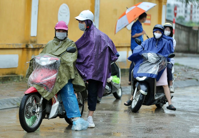 Phụ huynh đội mưa, đưa hơn 93.000 thí sinh dự kỳ thi “nóng như lửa” - Ảnh 4. Phụ huynh đội mưa, đưa hơn 93.000 thí sinh dự kỳ thi “nóng như lửa” - Ảnh 4.