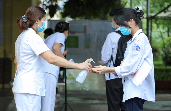 Phụ huynh đội mưa, đưa hơn 93.000 thí sinh dự kỳ thi “nóng như lửa” - Ảnh 12. Phụ huynh đội mưa, đưa hơn 93.000 thí sinh dự kỳ thi “nóng như lửa” - Ảnh 12.