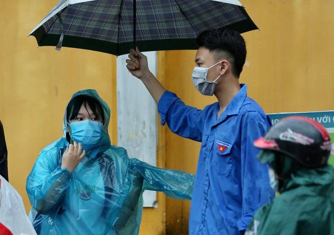 Phụ huynh đội mưa, đưa hơn 93.000 thí sinh dự kỳ thi “nóng như lửa” - Ảnh 9. Phụ huynh đội mưa, đưa hơn 93.000 thí sinh dự kỳ thi “nóng như lửa” - Ảnh 9.