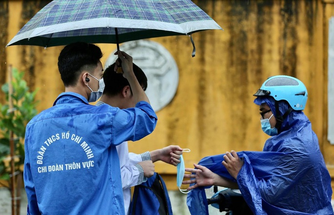 Phụ huynh đội mưa, đưa hơn 93.000 thí sinh dự kỳ thi “nóng như lửa” - Ảnh 11. Phụ huynh đội mưa, đưa hơn 93.000 thí sinh dự kỳ thi “nóng như lửa” - Ảnh 11.