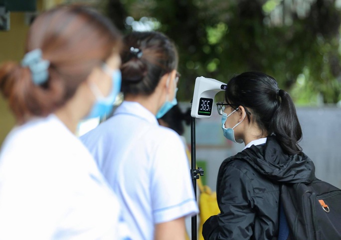 Phụ huynh đội mưa, đưa hơn 93.000 thí sinh dự kỳ thi “nóng như lửa” - Ảnh 13. Phụ huynh đội mưa, đưa hơn 93.000 thí sinh dự kỳ thi “nóng như lửa” - Ảnh 13.