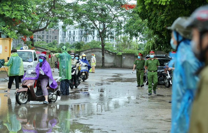 Phụ huynh đội mưa, đưa hơn 93.000 thí sinh dự kỳ thi “nóng như lửa” - Ảnh 7. Phụ huynh đội mưa, đưa hơn 93.000 thí sinh dự kỳ thi “nóng như lửa” - Ảnh 7.
