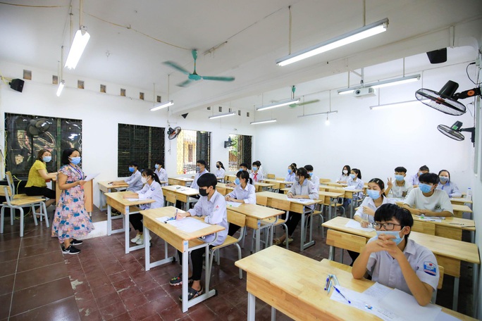Phụ huynh đội mưa, đưa hơn 93.000 thí sinh dự kỳ thi “nóng như lửa” - Ảnh 14. Phụ huynh đội mưa, đưa hơn 93.000 thí sinh dự kỳ thi “nóng như lửa” - Ảnh 14.