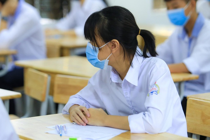 Phụ huynh đội mưa, đưa hơn 93.000 thí sinh dự kỳ thi “nóng như lửa” - Ảnh 15. Phụ huynh đội mưa, đưa hơn 93.000 thí sinh dự kỳ thi “nóng như lửa” - Ảnh 15.