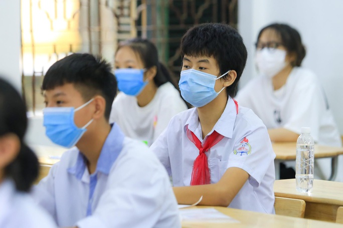 Phụ huynh đội mưa, đưa hơn 93.000 thí sinh dự kỳ thi “nóng như lửa” - Ảnh 16. Phụ huynh đội mưa, đưa hơn 93.000 thí sinh dự kỳ thi “nóng như lửa” - Ảnh 16.