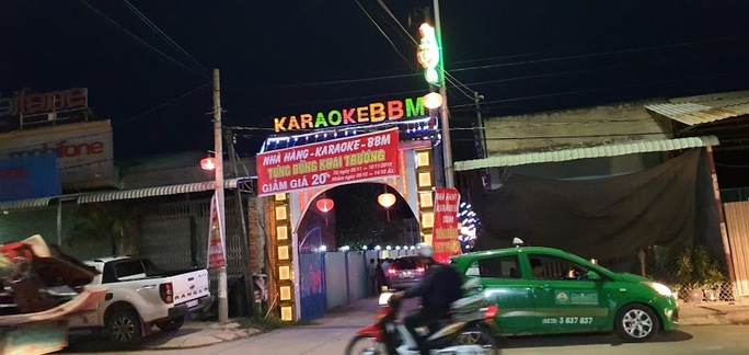 Nam chủ quán karaoke rủ bạn và 5 nữ tiếp viên đến để “bay lắc” - Ảnh 1.