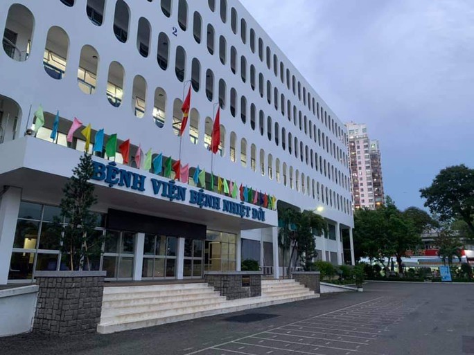 53 nhân viên Bệnh viện Bệnh nhiệt đới TP HCM dương tính với SARS-CoV-2 - Ảnh 1.