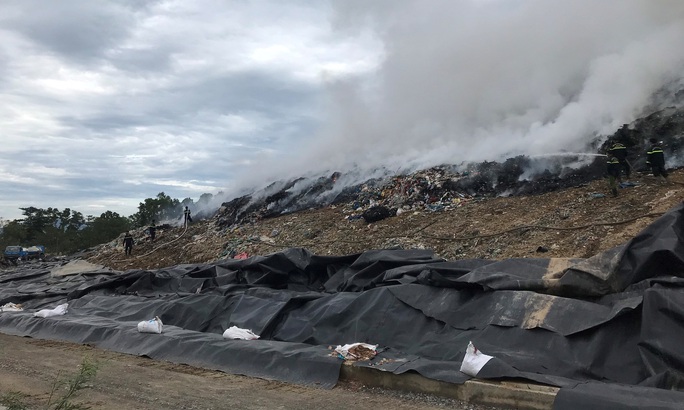 Đà Nẵng: Khói lửa ngùn ngụt tại bãi rác lớn nhất thành phố - Ảnh 2.