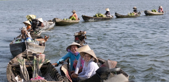 QUẢNG NAM - CHIỀU SÂU MỘT VÙNG ĐẤT Bên cạnh các lực lượng nói trên, chúa Nguyễn còn cho một số binh sĩ được mang theo gia đình và đóng đồn, khẩn hoang lập đồn điền. Lúc này, cuộc chiến tranh Trịnh - Nguyễn đã kết thúc nên Chúa Nguyễn khuyến khích các quan lại, địa chủ giàu có ở Thuận - Quảng được mộ dân phiêu tán từ Bắc Bố Chính trở vào và cho họ đến đây lập nghiệp, đồng thời