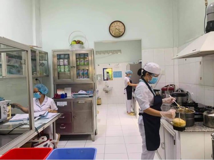 Chùm ảnh: Bên trong Bệnh viện Bệnh Nhiệt đới TP HCM đang bị phong tỏa - Ảnh 6. Chùm ảnh: Bên trong Bệnh viện Bệnh Nhiệt đới TP HCM đang bị phong tỏa - Ảnh 6.