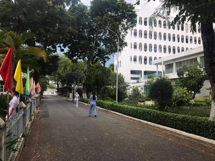 Chùm ảnh: Bên trong Bệnh viện Bệnh Nhiệt đới TP HCM đang bị phong tỏa - Ảnh 9. Chùm ảnh: Bên trong Bệnh viện Bệnh Nhiệt đới TP HCM đang bị phong tỏa - Ảnh 9.