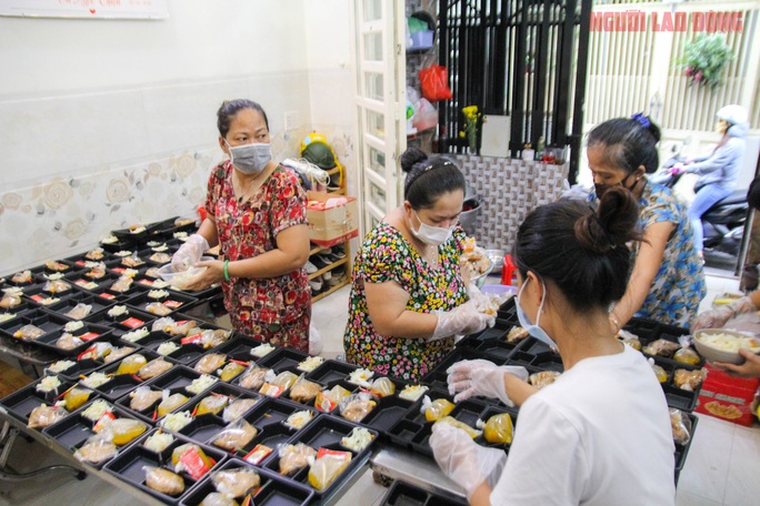 “Khi nào Bệnh viện Bệnh Nhiệt đới TP HCM gỡ phong tỏa, gia đình tôi mới ngừng nấu cơm” - Ảnh 8.