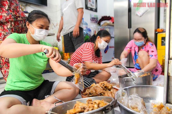 “Khi nào Bệnh viện Bệnh Nhiệt đới TP HCM gỡ phong tỏa, gia đình tôi mới ngừng nấu cơm” - Ảnh 2.