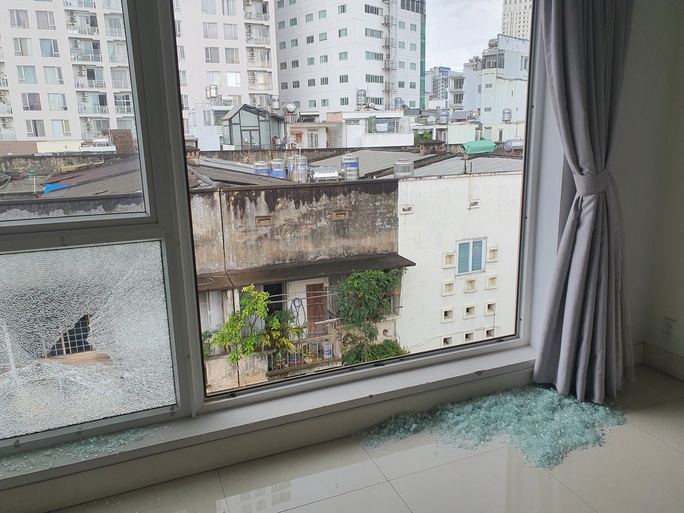 Một gia đình sinh sống trên đường Nguyễn Văn Nguyễn, quận 1 liên tục bị “khủng bố” - Ảnh 4.