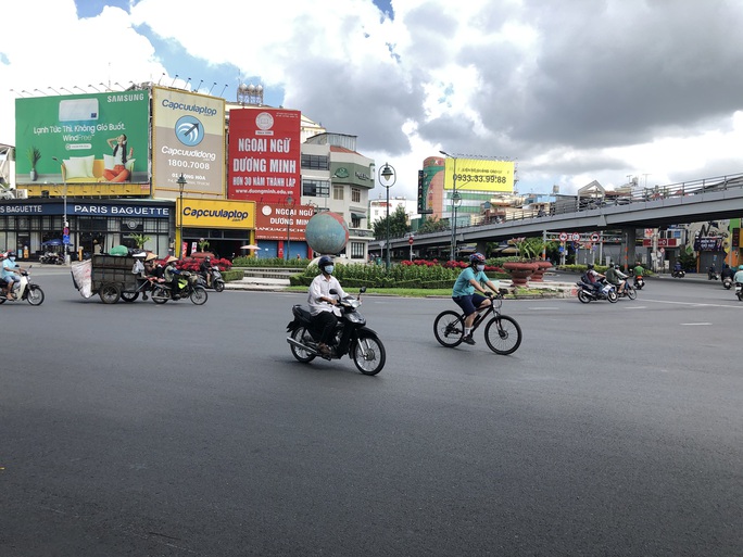 TP HCM ngày đầu cấm chợ tự phát, giao thông công cộng - Ảnh 10.