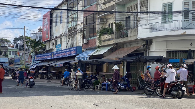 TP HCM ngày đầu cấm chợ tự phát, giao thông công cộng - Ảnh 13.