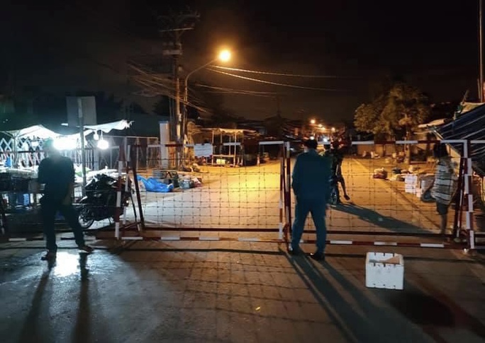 Đồng Nai phong toả 300 hộ, 1500 người liên quan ca dương tính ở TP HCM - Ảnh 1. Đồng Nai phong toả 300 hộ, 1500 người liên quan ca dương tính ở TP HCM - Ảnh 1.