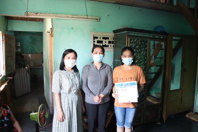 Báo Người Lao Động trao 40,88 triệu đồng cho cô học trò nghèo ở Quảng Nam - Ảnh 2.