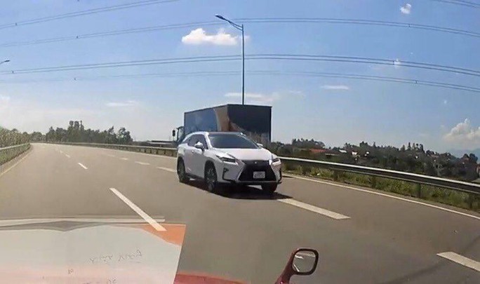 Tài xế xe Lexus chạy ngược chiều trên cao tốc cho phép tốc độ tối đa 100 km/giờ - Ảnh 1.