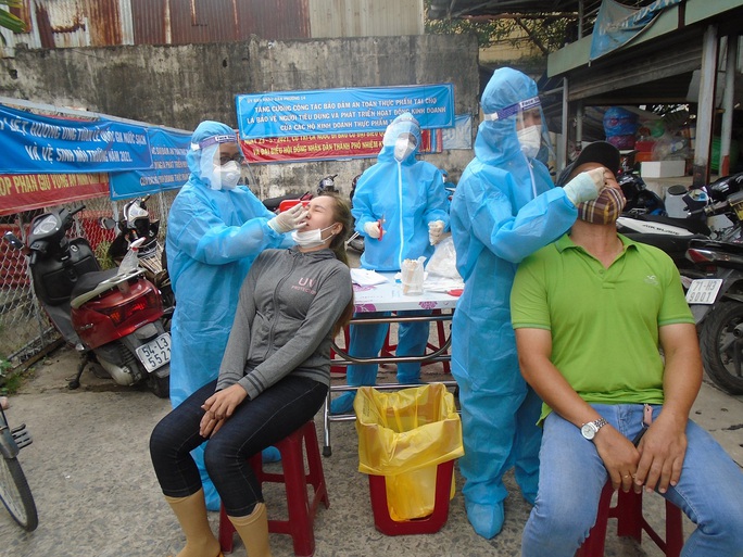 TP HCM: Ca nhiễm SARS-CoV-2 đi chợ, xét nghiệm khẩn 420 người - Ảnh 1. TP HCM: Ca nhiễm SARS-CoV-2 đi chợ, xét nghiệm khẩn 420 người - Ảnh 1.