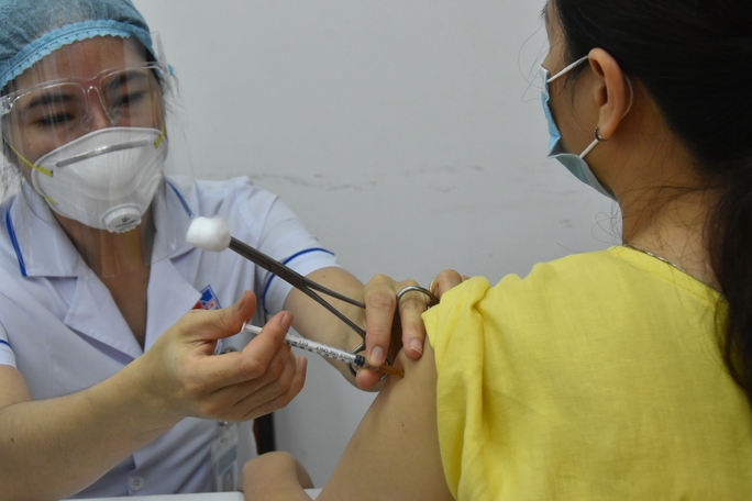 Người trên 65 tuổi tại TP HCM tạm thời chưa tiêm vắc-xin ngừa Covid-19 - Ảnh 1. Người trên 65 tuổi tại TP HCM tạm thời chưa tiêm vắc-xin ngừa Covid-19 - Ảnh 1.
