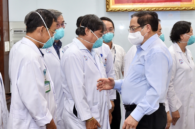 Thủ tướng Phạm Minh Chính kiểm tra công tác phòng chống dịch Covid-19 ở TP HCM - Ảnh 2.