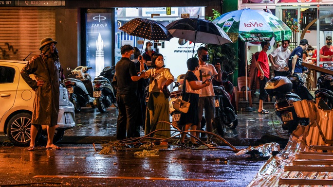 Mái tôn lớn bị thổi bay xuống đường phố trong trận mưa dông - Ảnh 12.