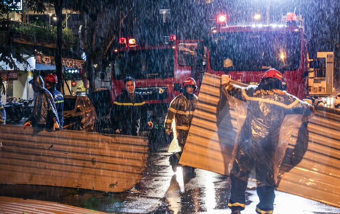 Mái tôn lớn bị thổi bay xuống đường phố trong trận mưa dông - Ảnh 7.