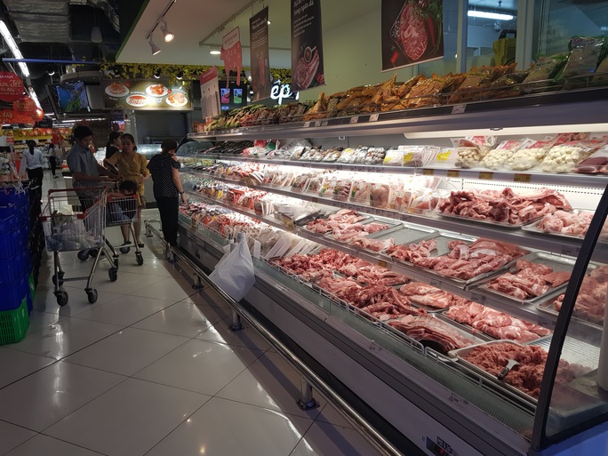 Nhiều siêu thị tăng sản lượng, giảm giá rau củ, thịt heo... khi chợ đầu mối Hóc Môn tạm đóng cửa - Ảnh 1.