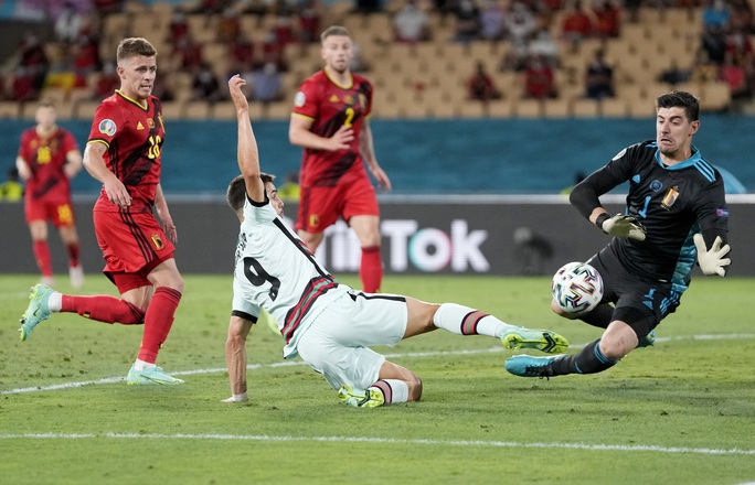 Siêu phẩm Hazard biến Bồ Đào Nha thành cựu vô địch, Bỉ vào tứ kết - Ảnh 1.