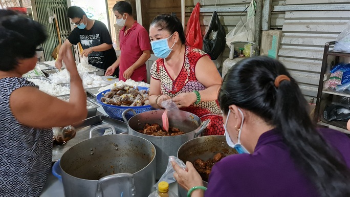 Người nghèo cùng nấu ngàn bữa cơm cho người nghèo ở TP HCM - Ảnh 3.