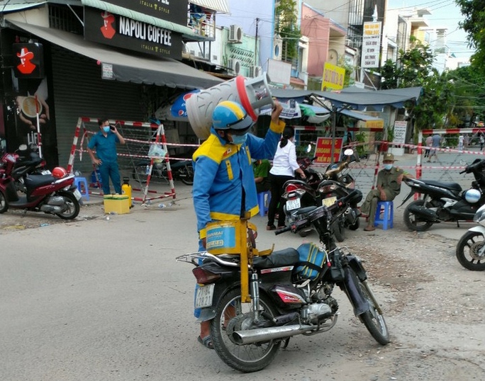 Gồng mình sống chung với dịch - Ảnh 1.