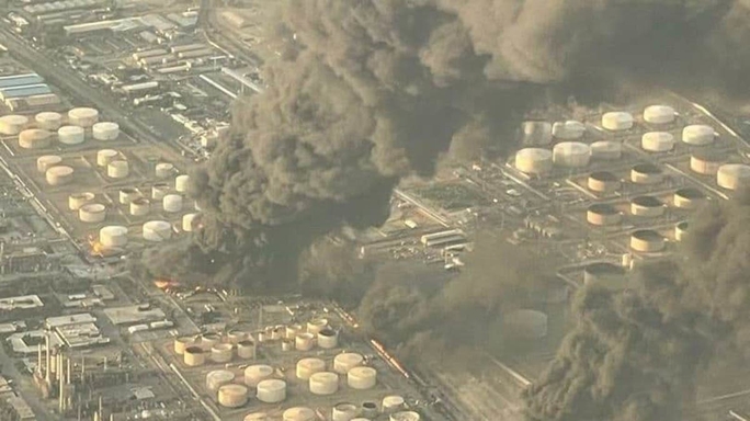 Vừa cháy tàu hải quân lớn nhất, Iran cháy thêm nhà máy lọc dầu - Ảnh 1.