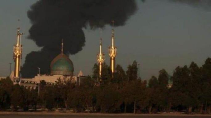 Vừa cháy tàu hải quân lớn nhất, Iran cháy thêm nhà máy lọc dầu - Ảnh 2.